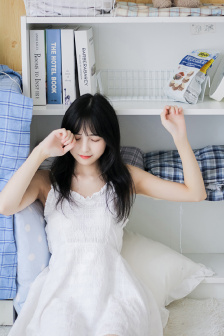 双手攀上两团少女峰